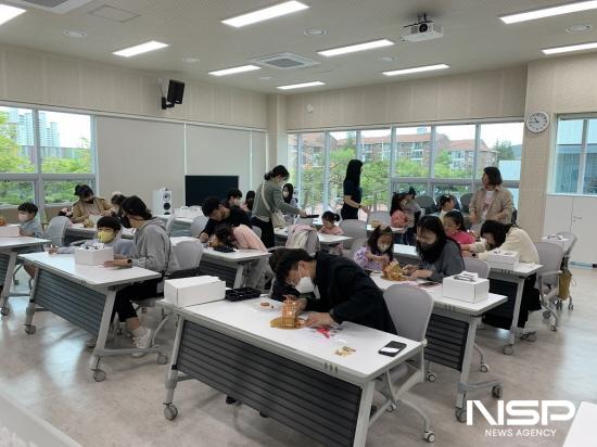 NSP통신-부모와 함께 과자집 만들고 멋지게 꾸며 보는 체험활동 (사진 = 광양시청)