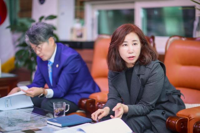 -김경희 화성시의회 의장이 18일 안산시의회 의장실에서 열린 시화멀티테크노밸리MultiTechno Valley 시화MTV 현안 회의에 참석하고 있다 사진 화성시의회