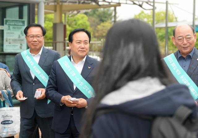 NSP통신-18일 이권재 오산시장(왼쪽 두번째)과 참석자들이 학교폭력 예방 캠페인을 하는 모습. (사진 = 오산시)