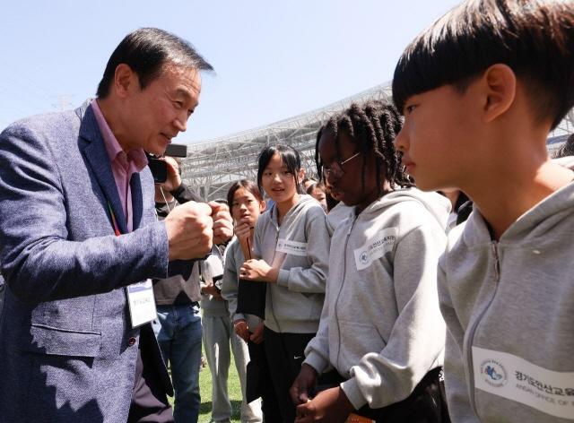 NSP통신-19일 임태희 경기도교육감(왼쪽)이 학생 선수들을 응원하고 있다. (사진 = 경기도교육청)