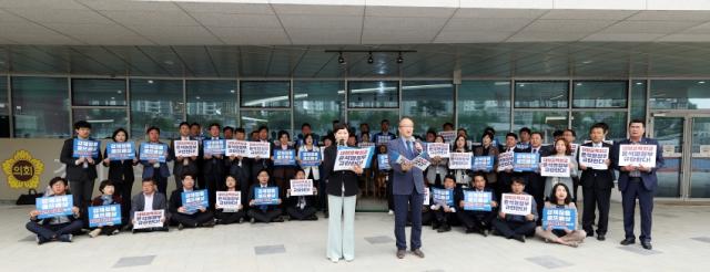 NSP통신-경기도의회 민주당 대일 굴욕외교 대책위원회가 윤석열 정부의 대일 굴욕 외교를 규탄하는 기자회견을 하고 있다. (사진 = 경기도의회 더불어민주당)