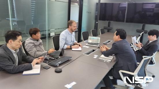 NSP통신-광양항 자동화부두 컨설팅에서 DHV 담당자가 자동화사업팀 직원, 용역수행사 직원들과 최적의 자동화부두 설계 위한 컨설팅 진행 (사진 = 여수광양항만공사)