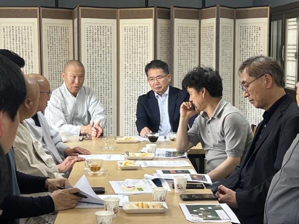 NSP통신-김진열 군위군수는 20일 인각사 주지 호암스님, 군위군 불교사암연합회 회원 스님들과 함께 인각사를 찾은 문화재위원들에게 군위댐 수상탱양광 송전선로 공사에 대한 반대 의견을 표명했다. (사진 = 군위군)