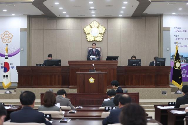 NSP통신-20일 김기정 수원시의회 의장(가운데)이 제375회 임시회에서 발언을 하고 있다. (사진 = 수원시의회)
