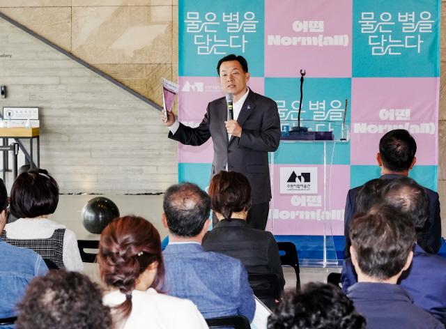 NSP통신-20일 이재준 수원시장이 수원시립미술관 기획전에서 인사말을 하고 있다. (사진 = 수원시)