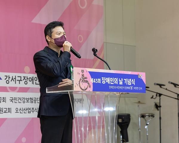 NSP통신-김태우 서울 강서구청장이 제43회 장애인의 날 기념식에 참석해 축사를 진행하고 있다. (사진 = 강서구)