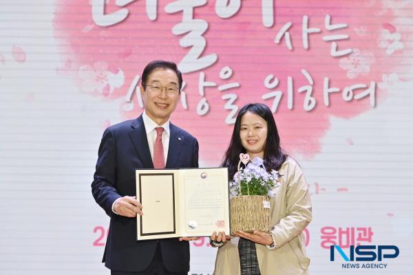 NSP통신-경상북도교육청은 지난 19일 제43회 장애인의 날을 맞아 특수교육을 위해 헌신한 유공자 19명에게 교육부 장관 및 교육감 표창을 수여했다고 밝혔다. (사진 = 경상북도교육청)