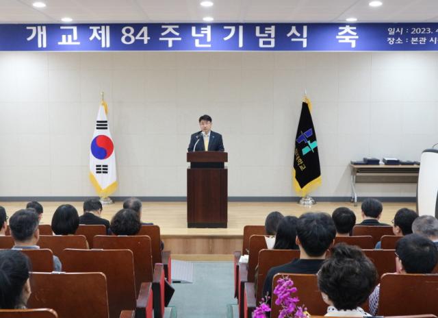 NSP통신-이원희 한경국립대학교 총장이 제84주년 개교기념일을 맞아 축사를 하고 있다. (사진 = 한경국립대학교)