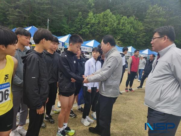 NSP통신-주낙영 경주시장이 제61회 경북도민체육대회에 참가한 경주시 선수들을 격려하고 있다. (사진 = 경주시)