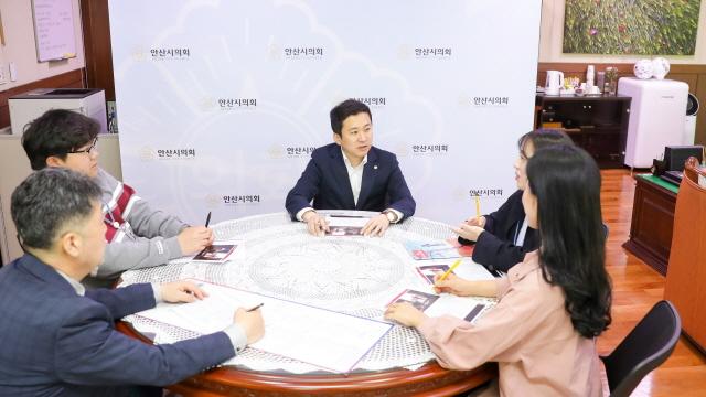 NSP통신-안산시의회 영어 공부 모임 1기가 지난 21일 의회 의장실에서 첫 모임을 가졌다. 사진은 이날 모임의 매니저를 맡고 있는 송바우나 의장(가운데)과 모임에 참여한 의회사무국 직원들이 교재 내용에 대해 대화하고 있는 모습. (사진 = 안산시의회)