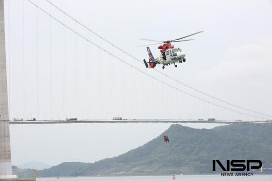 NSP통신-유관기관 인명구조 훈련 해경 응급헬기 익수자 구조 (사진 = 여수광양항만공사)