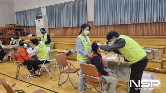 NSP통신-전라남도의사회 의료봉사단 다압면민 200여 명을 대상 찾아가는 의료봉사 (사진 = 광양시청)