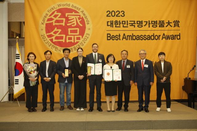 NSP통신-안산 김홍도축제가 서울시 중구에 위치한 한국프레스센터에서 열린 시상식에서 대한민국 명가명품 대상 지역브랜드 부문 대상에 선정됐다. 사진은 시상식 단체 기념촬영 모습. (사진 = 안산시)