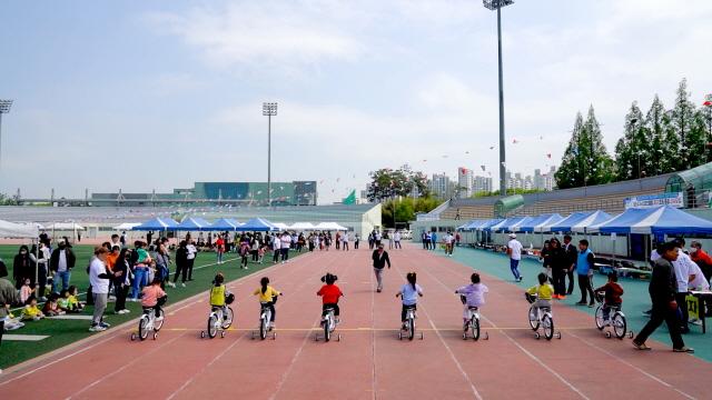 NSP통신-21일 열린 제35회 어린이 자전거 달리기 대회 모습. (사진 = 오산시)