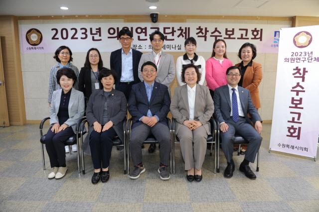 NSP통신-24일 수원시 지역경제 활성화 및 예비창업을 위한 음식개발 연구회 홍종철 대표의원(앞 줄 가운데)과 의원들이 사진촬영을 하고 있다. (사진 = 수원시의회)