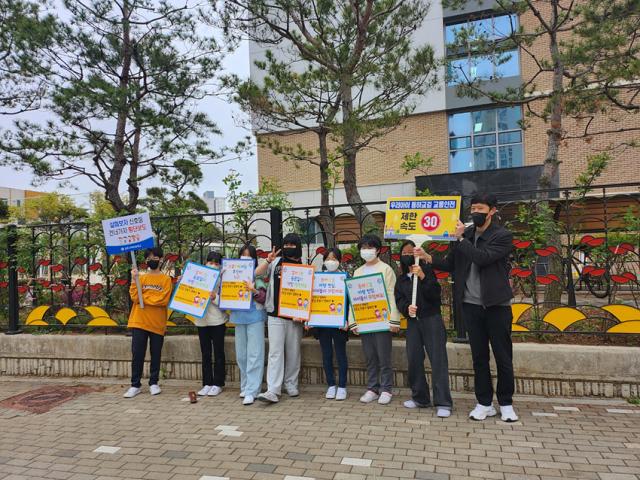NSP통신-김포 구래초등학교에서 안전한 등굣길 만들기 캠페인을 진행하고 기념촬영을 하고 있다. (사진 = 김포교육지원청)