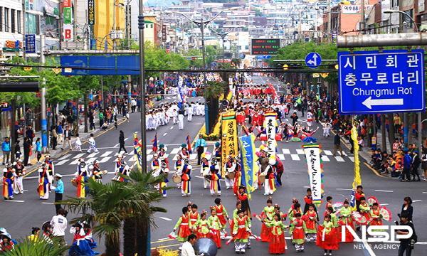 NSP통신-여수거북선축제 통제영길놀이 장면 (사진 = 여수시)