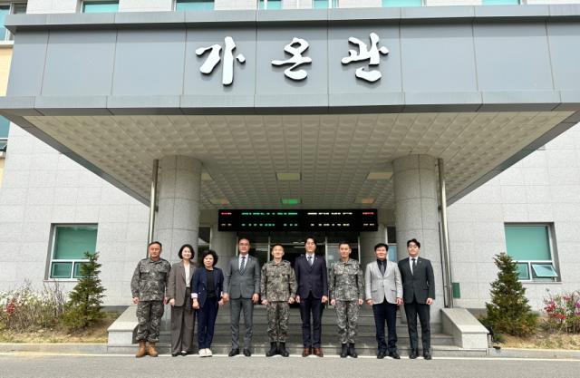 -안양시의회 총무경제위원회 수도군단 현장 방문 기념촬영 모습. (사진 = 안양시의회)