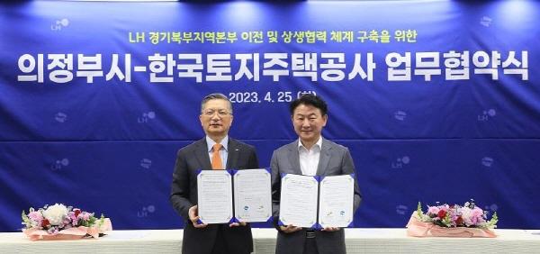NSP통신-이한준 LH사장(왼쪽)과 김동근 의정부 시장(왼쪽 두 번째)이 협약 후 기념촬영을 하고 있다. (사진 = LH)