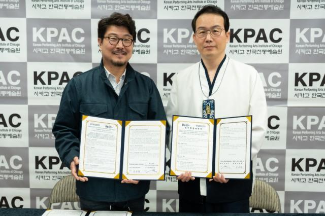 NSP통신-김동원 전통공연예술학과 교수(왼쪽)와 김병석 시카고 한국전통예술원 대표가 업무협약 기념촬영을 하고 있다. (사진 = 원광디지털대학교)