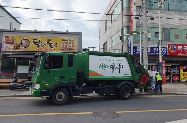 NSP통신-대구군사시설 이전 유치를 위해 상주가 딱이軍 슬로건을 부착한 청소차. (사진 = 상주시)