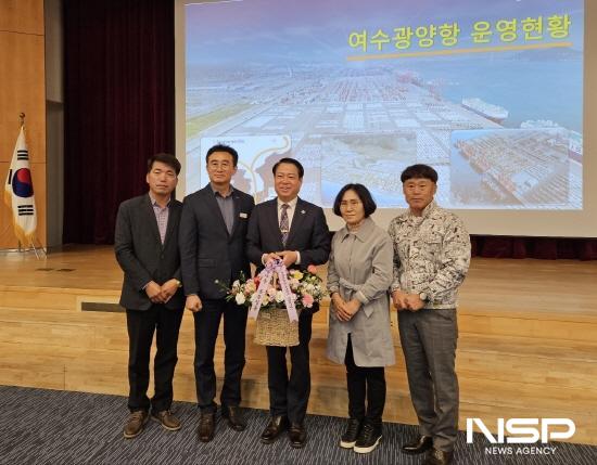 NSP통신-박성현 여수광양항만공사 사장에게 감사 꽃바구니 전달