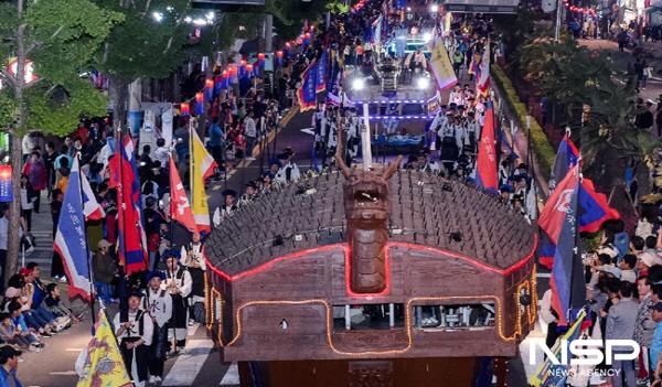 NSP통신-지난해 통제영길놀이에 참가한 거북선 가장물 (사진 = 여수시)