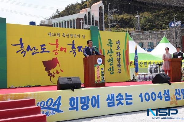NSP통신-박우량 신안군수가 지난 2019년 제20회 흑산면민의 날 및 흑산도 홍어축제 행사에서 축사를 하고 있다. (사진 = 신안군)