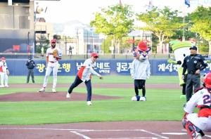 [NSP PHOTO]담양군 이병노 군수, 대나무 축제 성공 개최 기원 기아 타이거즈 경기 시구