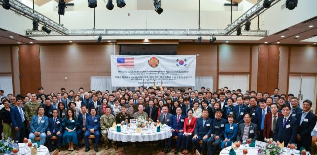 NSP통신-미 육군 험프리스 수비대가 26일 평택 및 경기 지역사회 단체들을 초대해 오찬을 나눈 가운데 함께 기념촬영을 하고 있다. (사진 = 캠프 험프리스 기지 사령부 수비대)