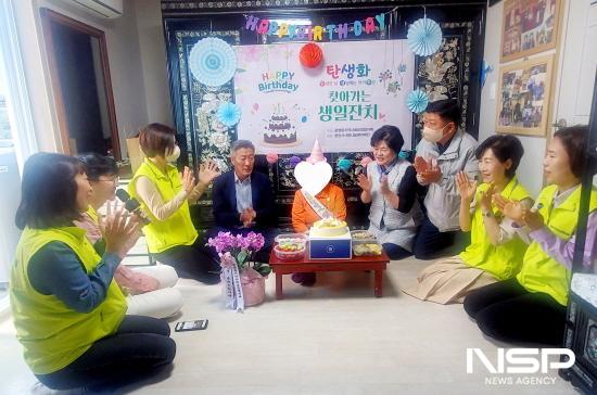 NSP통신-광영동지역사회보장협의체 4월 생일을 맞은 독거 어르신 찾아가 가족 대신 생일잔치 (사진 = 광양시청)