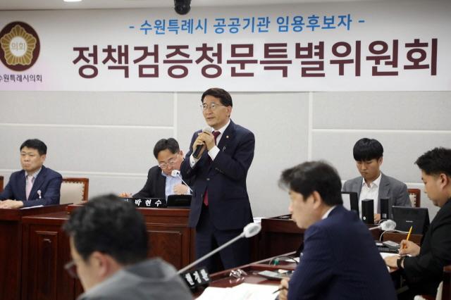 NSP통신-27일 김기정 수원시의회 의장이 수원시정연구원 원장 후보자 정책검증청문회에서 발언을 하는 모습. (사진 = 수원시의회)