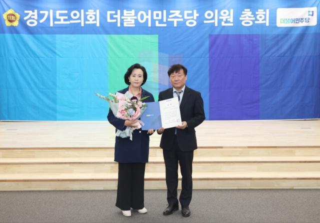 NSP통신-27일 경기도의회에서 열린 더불어민주당 2023년 정책오디션 시상식에서 지니(할아버지, 할머니)와 맞손잡기로 정책부문 의원 우수상에 선정된 정윤경 경기도의원이 수상 기념촬영을 하고 있다. (사진 = 의원실)