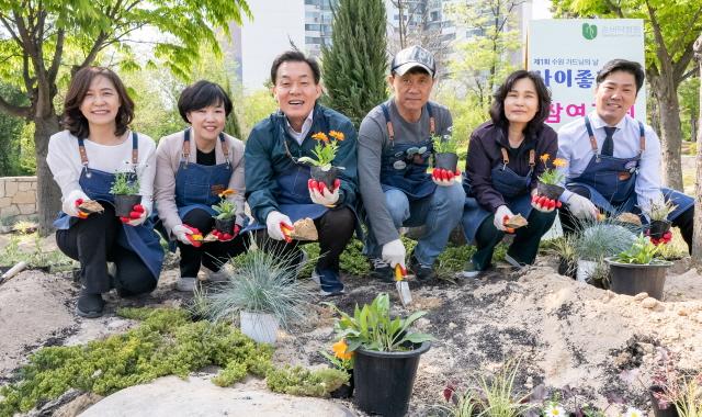 NSP통신-27일 이재준 수원시장(왼쪽 세 번째)이 시민들과 손바닥정원 만들기 활동 가운데 기념촬영을 하고 있다. (사진 = 수원시)