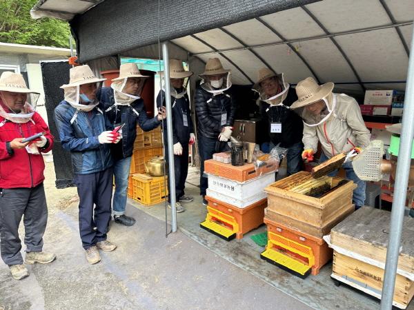 NSP통신-안동시농업기술센터는 신규농업인 17명을 대상으로 지난 26일 관내 우수 사례 농가를 방문해 현장교육을 실시했다. (사진 = 안동시)