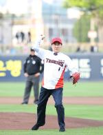 [NSP PHOTO]신우철 완도군수, 대규모 행사·축제 성공 기원 시구 나서