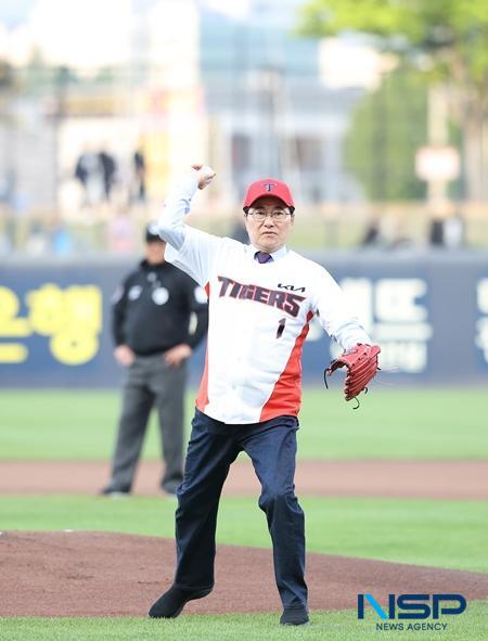 NSP통신-신우철 완도군수가 지난 4월 27일 광주 기아 챔피언스필드에서 열린 기아 타이거즈와 NC 다이노스의 프로야구 경기의 시구자로 시구하는 모습 (사진 = 완도군)