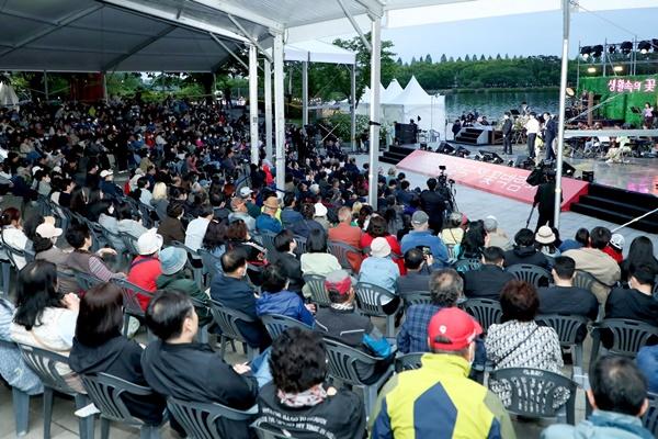 NSP통신-일산호수공원 수변무대에서 열린 고양국제꽃박람회 개막 축하공연과 공연을 관람 중인 방문객들 (사진 = 고양시)