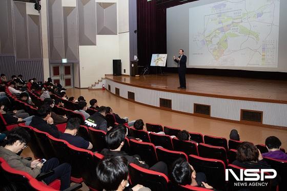 NSP통신-김영일 군산시의회 의장이 군산새만금신항 관할권 등 새만금 현안사안에 대해 찾아가는 설명회를 펼치고 있다. (사진 = 군산시의회)