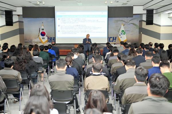 NSP통신-군위군은 1일 군청 대회의실에서 이동필 전 농림축산식품부 장관을 초청해 지방소멸시대의 지역혁신과 공직자의 역할을 주제로 특강을 실시했다. (사진 = 군위군)