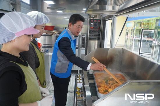 NSP통신-정인화 광양시장 모두愛 밥차 급식 준비 (사진 = 광양시청)
