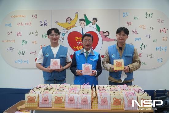 NSP통신-정인화 광양시장 멀티비타민 배부 전 기념 찰영 (사진 = 광양시청)