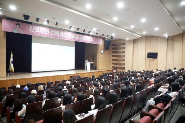 NSP통신-지난달 28일 영남이공대학교는 천마스퀘어 2층 시청각실에서 간호학과 선배와의 만남 및 취업설명회를 가졌다. (사진 = 영남이공대학교)