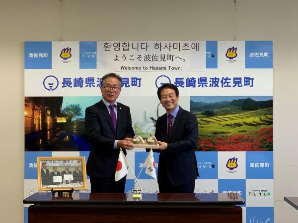 NSP통신-강진원 강진군수(사진 오른쪽)가 최근 일본 나가사키현 하사미정에서 열리고 있는 제65회 하사미 도자기 축제에 참석해 상호교류 의지를 다지고 있다. (사진 = 강진군)