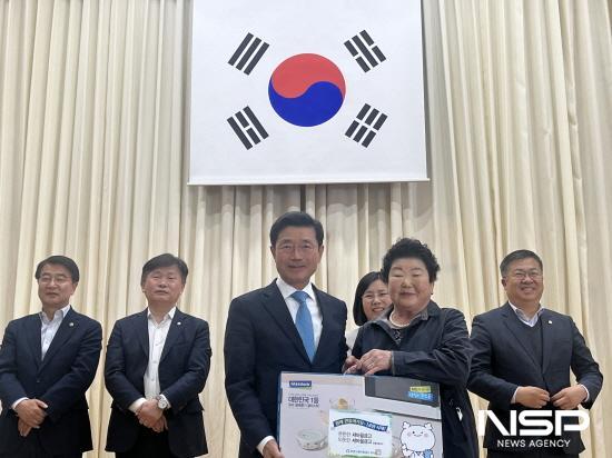 NSP통신-정인화 광양시장 이은숙씨 3대모범가정으로 선정돼 광양시장 표창 시상 (사진 = 광양시청)