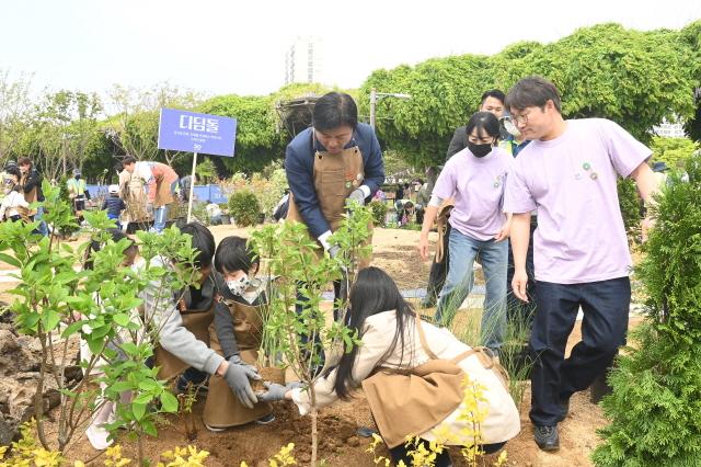 NSP통신-시 승격 50주년 기념식수 동산 조성 행사에서 조용익 부천시장을 비롯한 관계자들이 식수에 참여하고 있다. (사진 = 부천시)