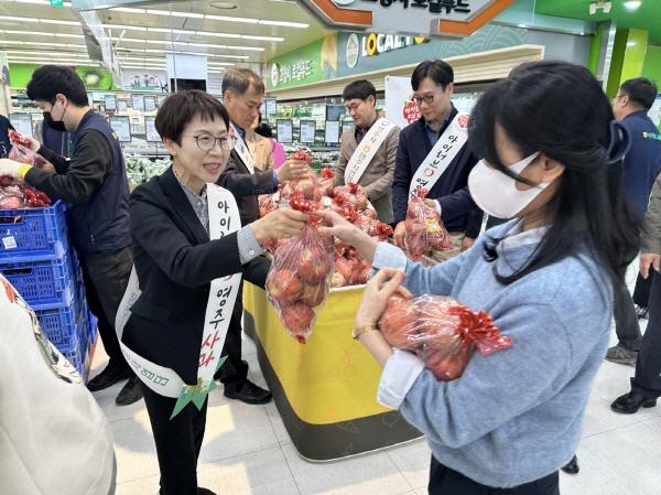 NSP통신-소백산 청정 영주 농특산물, 고양꽃박람회에서 인기, 영주시 우수농산물 특별판매전에 수도권 소비자 발길 이어져 (사진 = 영주시)