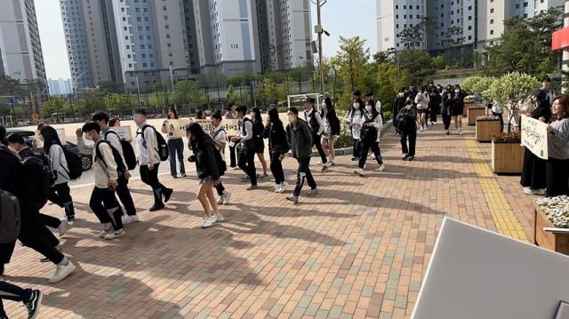 NSP통신-운양고학부모회에서 학생자치회 학생들과 함께 친구야 사랑해 등굣길 캠페인을 진행했다. (사진 = 운양고학부모회)