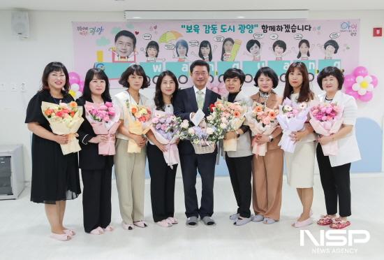 NSP통신-광양시어린이집연합회 임원진 및 국·공립 어린이집 원장들과 기념 찰영 (사진 = 광양시청)