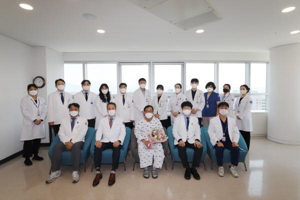 NSP통신-신장이식 1500번째 환자의 퇴원을 축하하는 장기이식팀 (사진 = 계명대학교 동산병원)